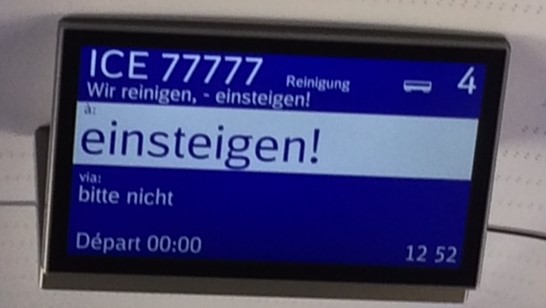 Bahn3 Bizarre Anzeige in einem ICE
